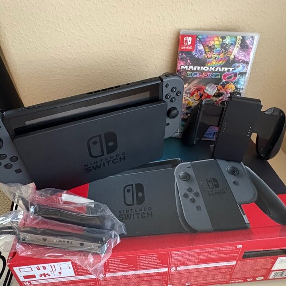 Nintendo Switch - Picture 1 of 1
